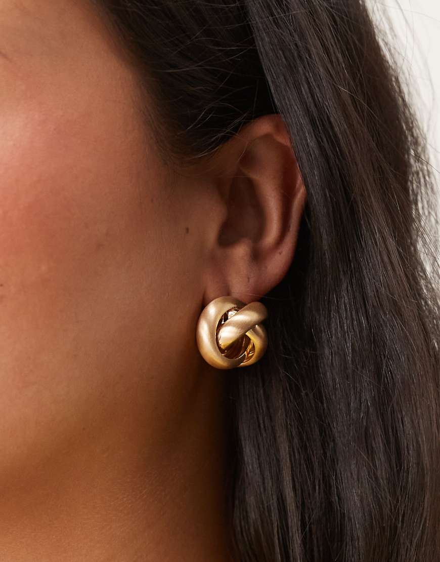 ASOS DESIGN - Ohrstecker in gebürsteter Goldoptik mit kreisförmigem Knotendetail-Goldfarben ASOS DESIGN - Ohrstecker in gebürsteter Goldoptik mit kreisförmigem Knotendetail-Goldfarben von ASOS DESIGN