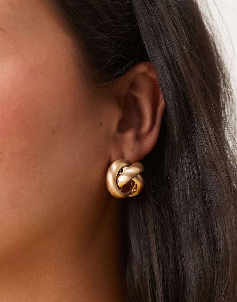 ASOS DESIGN - Ohrstecker in gebürsteter Goldoptik mit kreisförmigem Knotendetail-Goldfarben von ASOS DESIGN