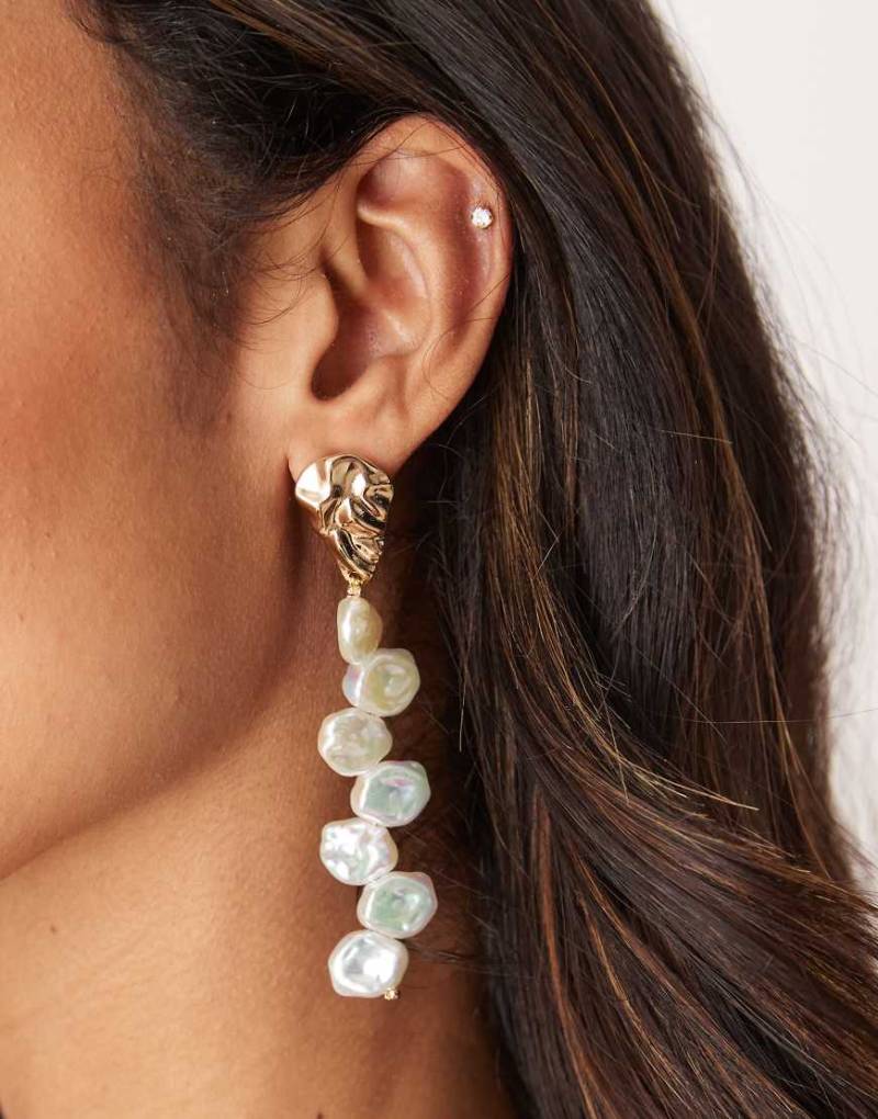 ASOS DESIGN - Ohrstecker in geschmolzenem Design mit großen Blütenblätteranhängern aus Perlmuttimitat-Weiß von ASOS DESIGN