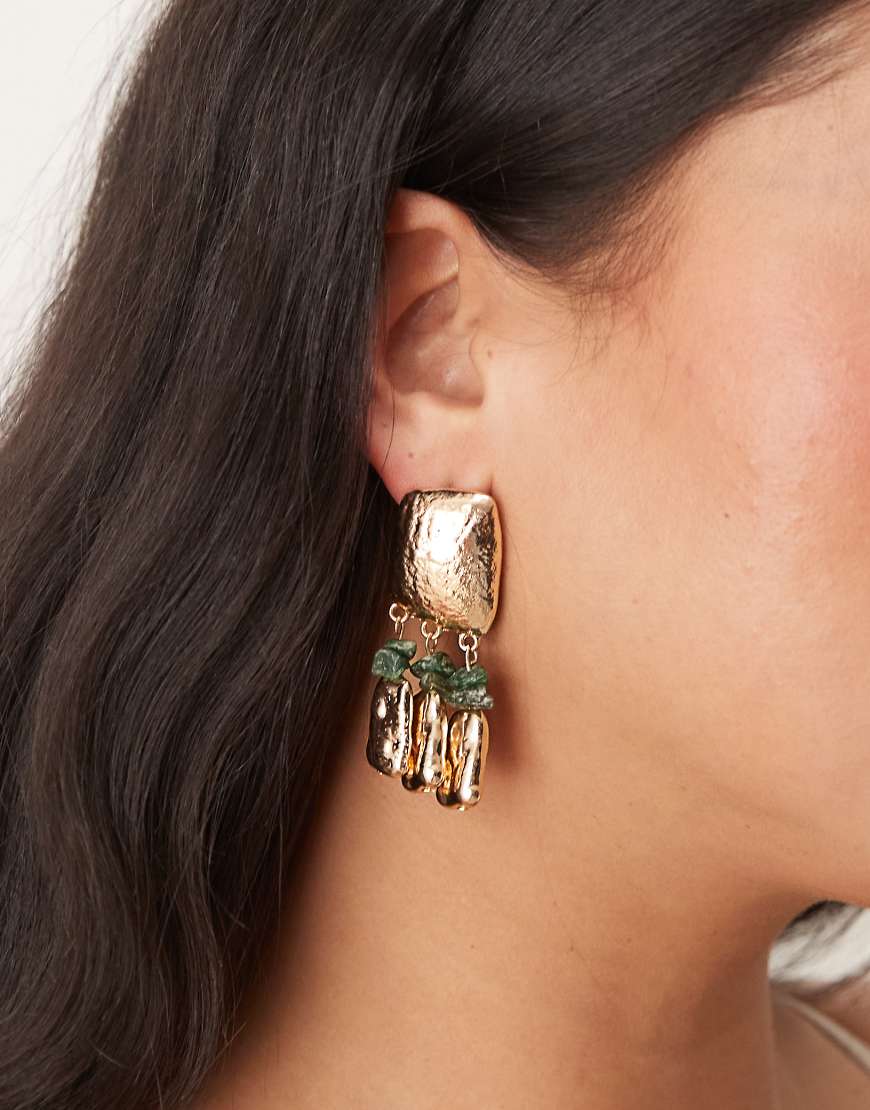 ASOS DESIGN - Ohrstecker in geschmolzener Goldoptik mit grünen künstlichen Steinsplittern-Goldfarben von ASOS DESIGN