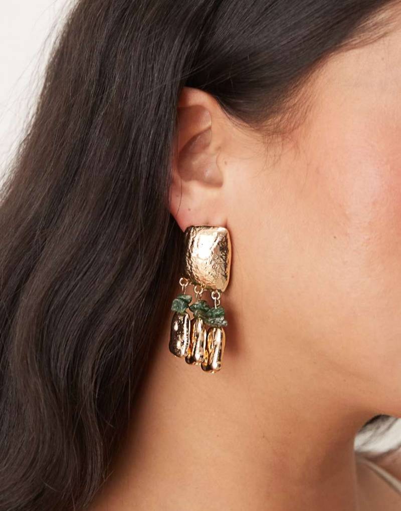 ASOS DESIGN - Ohrstecker in geschmolzener Goldoptik mit grünen künstlichen Steinsplittern-Goldfarben von ASOS DESIGN