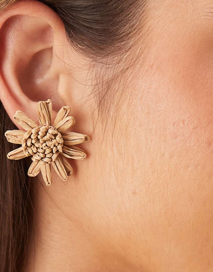 ASOS DESIGN - Ohrstecker in großer Blütenform aus Bast-Neutral von ASOS DESIGN