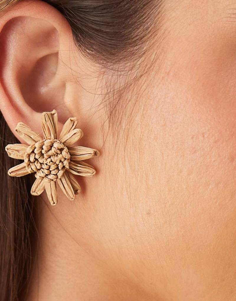 ASOS DESIGN - Ohrstecker in großer Blütenform aus Bast-Neutral von ASOS DESIGN