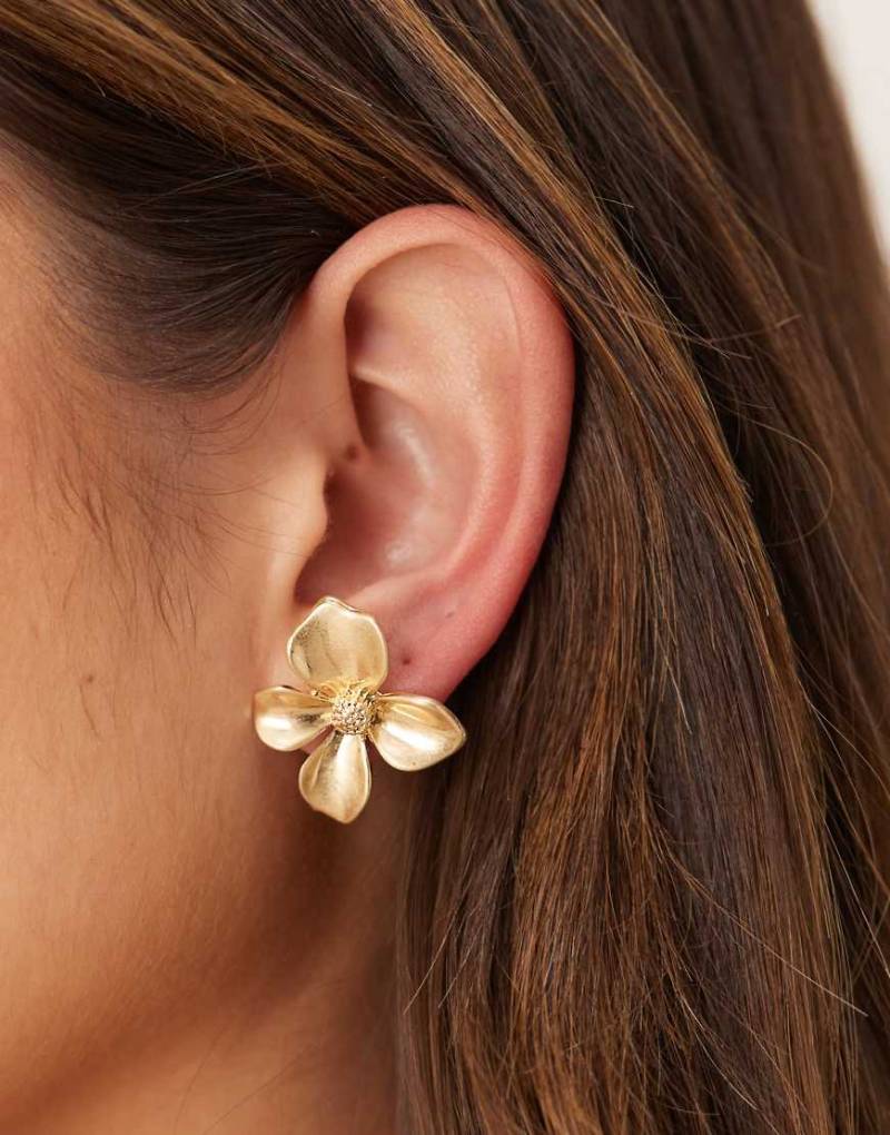 ASOS DESIGN - Ohrstecker in patinierter Goldoptik mit kleinem Blumen-Design-Goldfarben von ASOS DESIGN