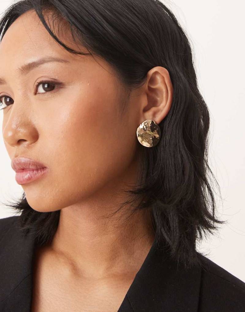 ASOS DESIGN - Ohrstecker in rundem, geschmolzenem Design-Goldfarben von ASOS DESIGN