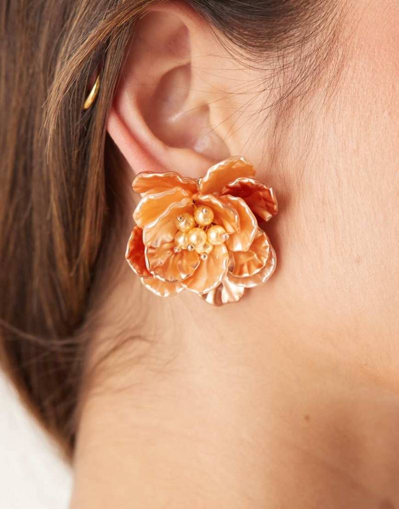 ASOS DESIGN - Ohrstecker mit Blumendesign in Rosa von ASOS DESIGN