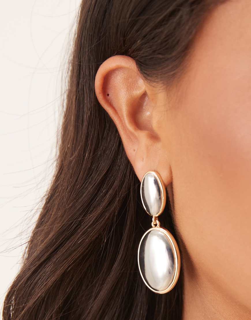 ASOS DESIGN - Ohrstecker mit doppelten Anhängern in Grau-Goldfarben von ASOS DESIGN