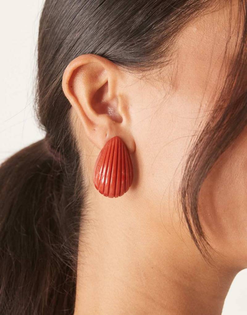 ASOS DESIGN - Ohrstecker mit geriffeltem Tränendesign in Maulbeere-Rot von ASOS DESIGN