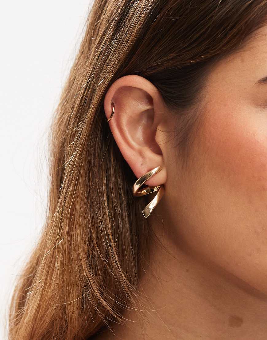 ASOS DESIGN - Ohrstecker mit geschlängeltem Detail in Goldoptik-Goldfarben von ASOS DESIGN