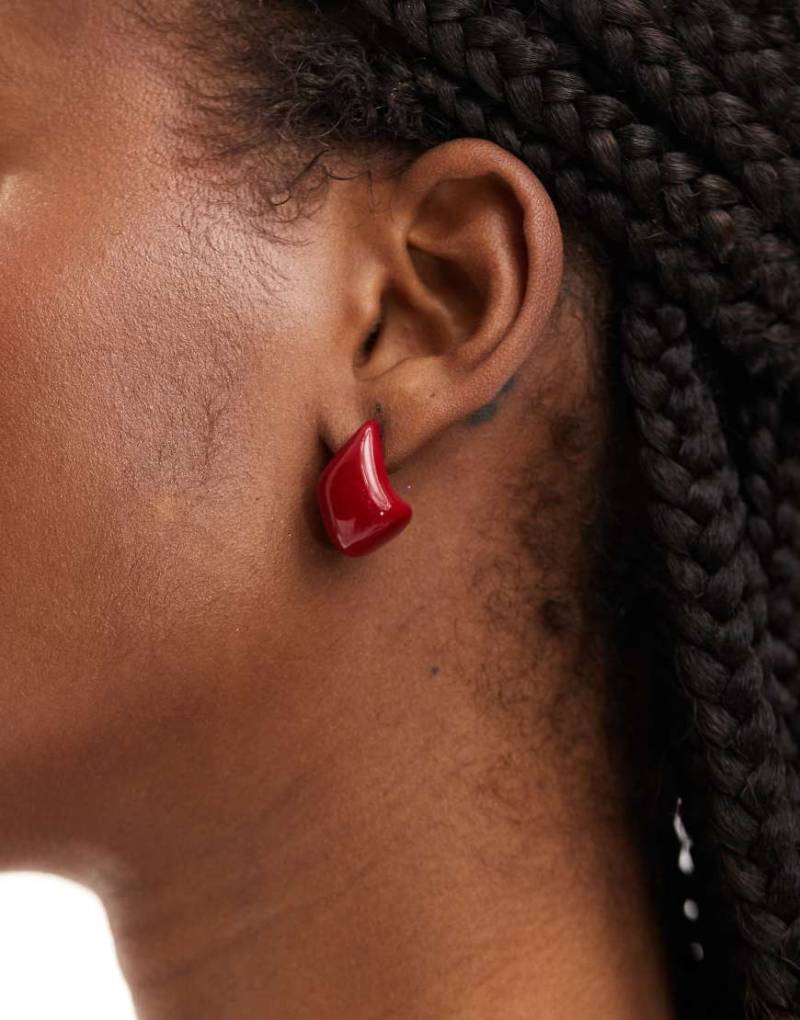 ASOS DESIGN - Ohrstecker mit geschmolzenem Design in Rot von ASOS DESIGN