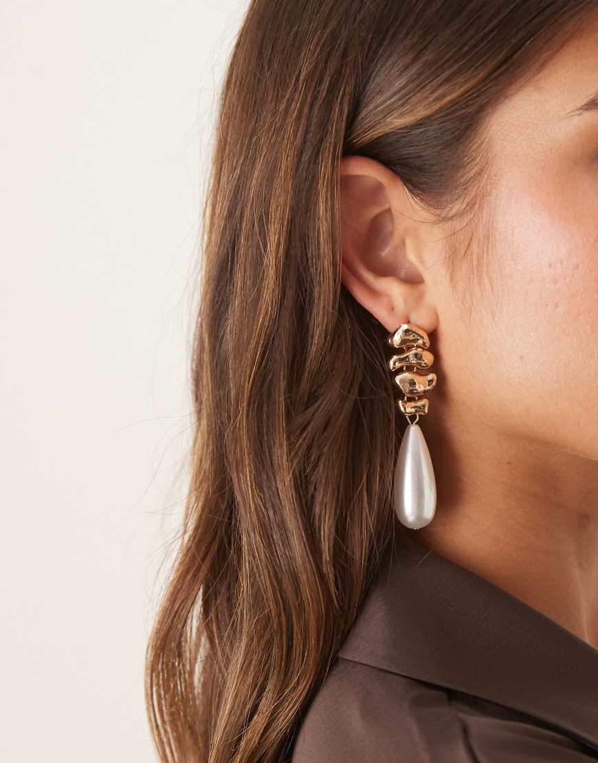 ASOS DESIGN - Ohrstecker mit geschmolzenem Tropfen- und Kunstperlendetail-Goldfarben von ASOS DESIGN