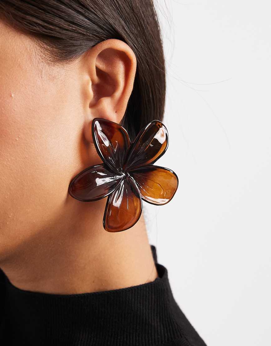 ASOS DESIGN - Ohrstecker mit großem Blumendesign aus Acryl in Braun-Brown von ASOS DESIGN