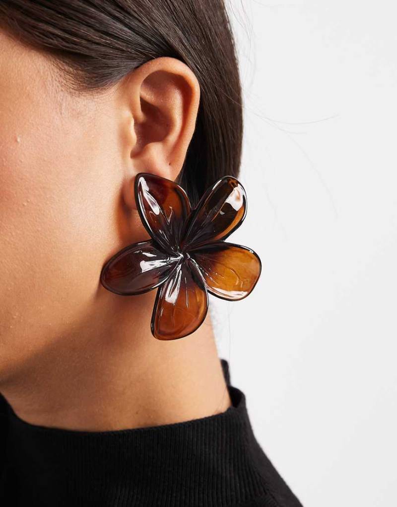 ASOS DESIGN - Ohrstecker mit großem Blumendesign aus Acryl in Braun-Brown von ASOS DESIGN