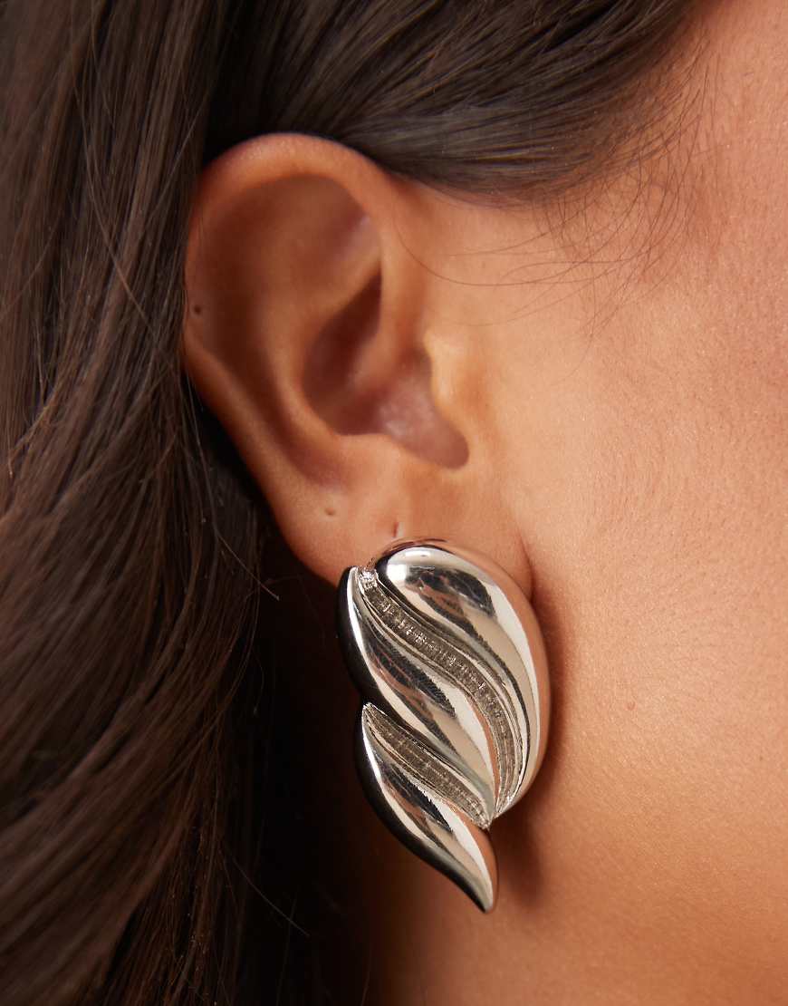ASOS DESIGN - Ohrstecker mit skulpturalem Design in Silber von ASOS DESIGN