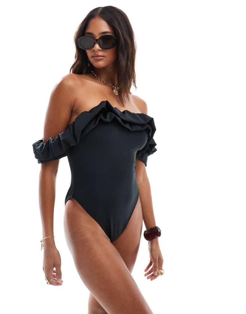 ASOS DESIGN - Olivia - Trägerloser, figurformender Badeanzug in Schwarz mit Rüschen-Neutral von ASOS DESIGN