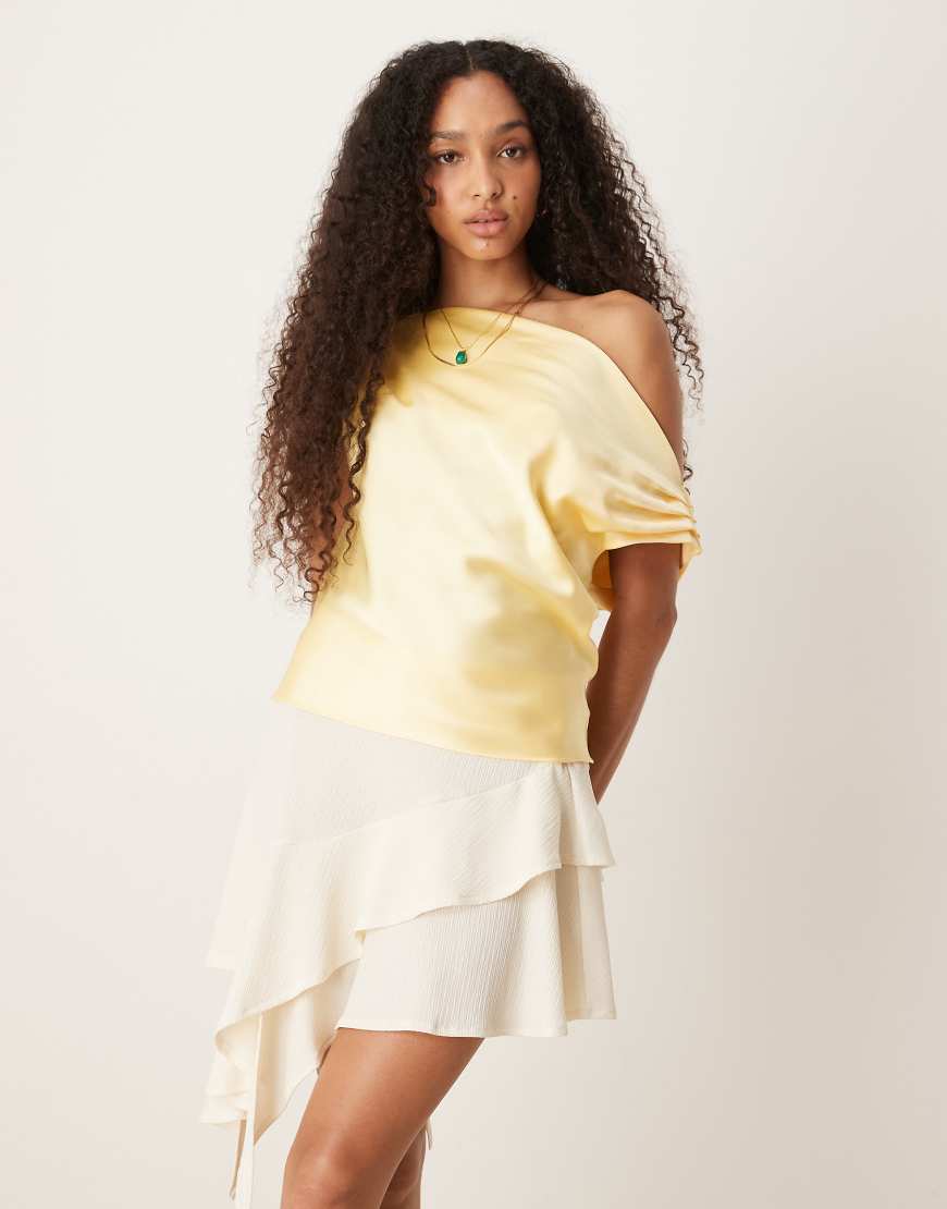 ASOS DESIGN - One-Shoulder-Oberteil aus Satin in Buttermilchgelb mit drapierter Schulterpartie ASOS DESIGN - One-Shoulder-Oberteil aus Satin in Buttermilchgelb mit drapierter Schulterpartie von ASOS DESIGN