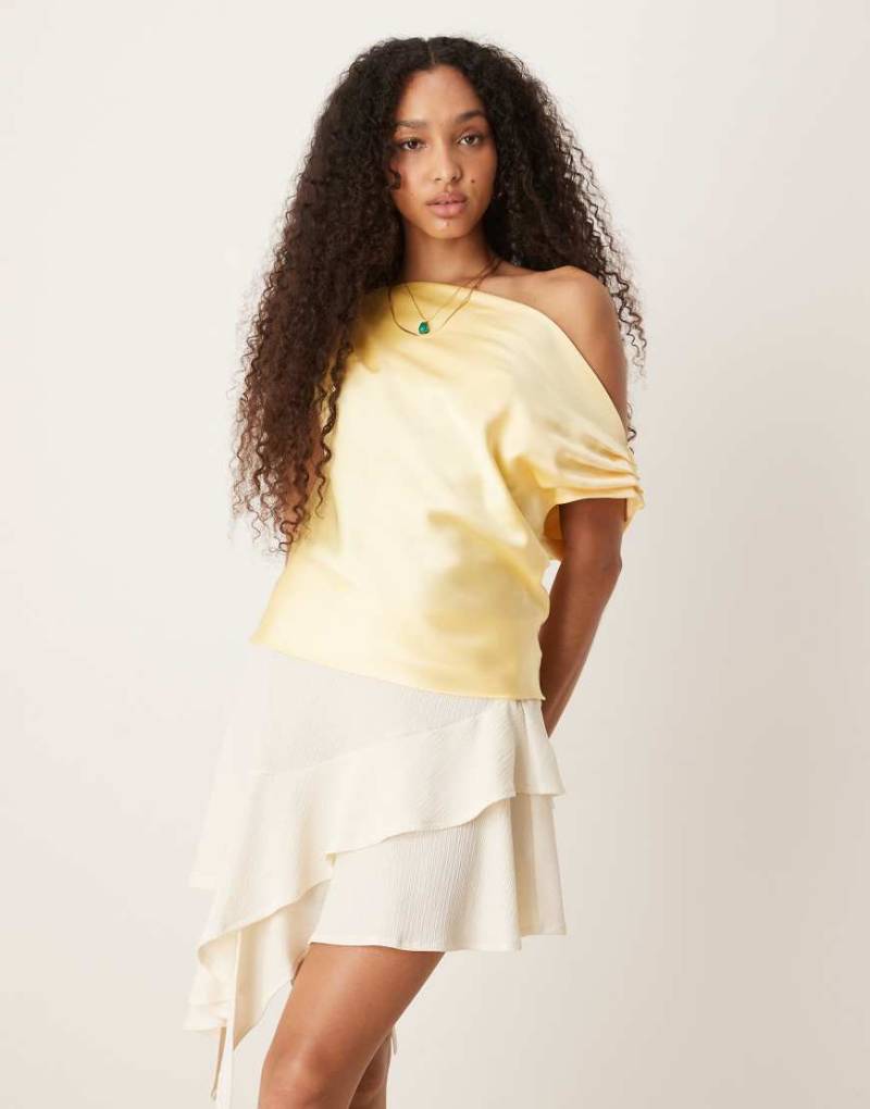 ASOS DESIGN - One-Shoulder-Oberteil aus Satin in Buttermilchgelb mit drapierter Schulterpartie von ASOS DESIGN