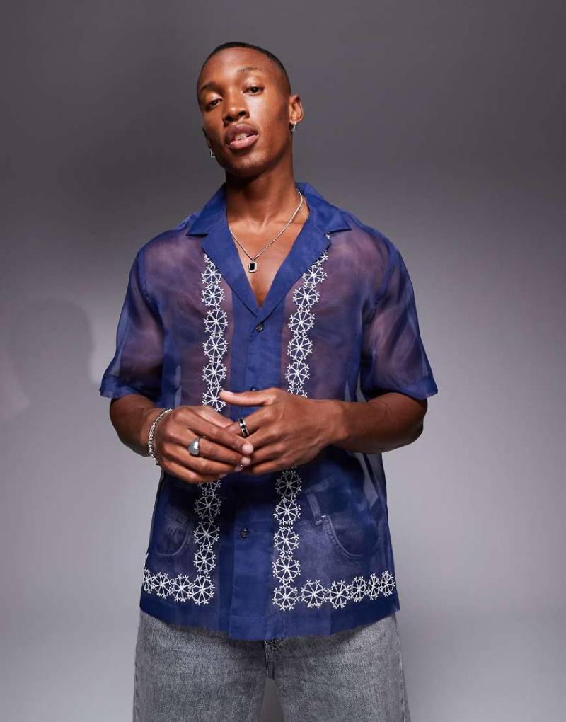 ASOS DESIGN - Organza-Hemd in Blau mit Reverskragen und Bordürenstickerei in regulärer Passform von ASOS DESIGN