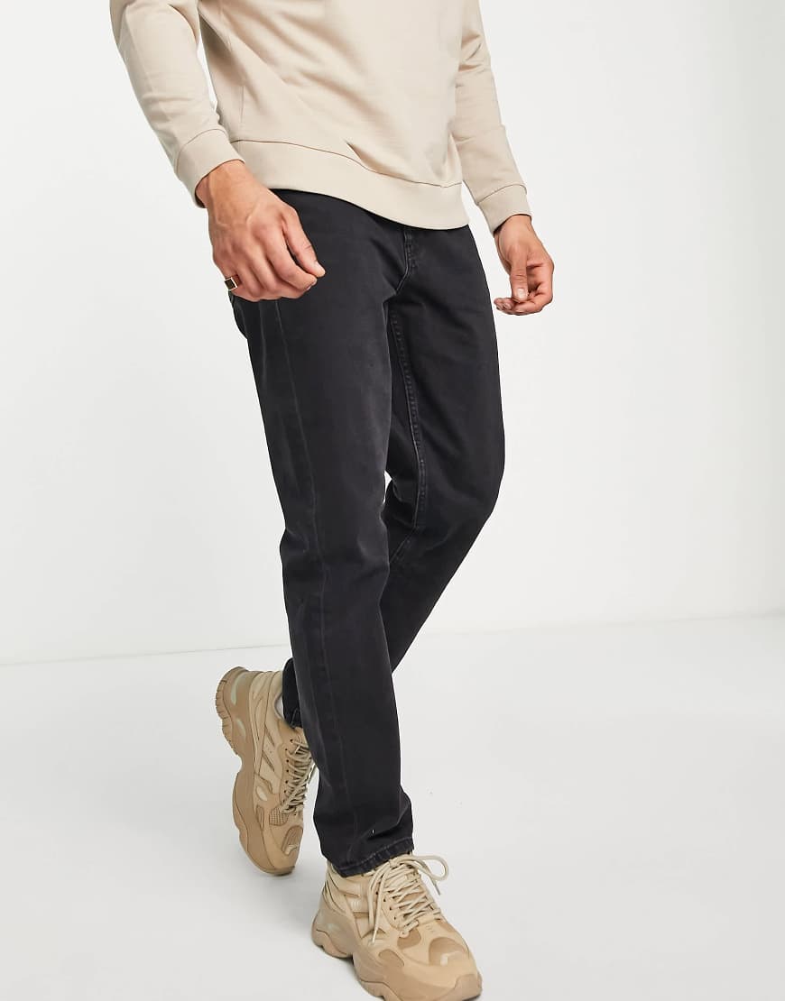 ASOS DESIGN - Jeans in verwaschenem Schwarz mit geradem Schnitt ASOS DESIGN - Jeans in verwaschenem Schwarz mit geradem Schnitt von ASOS DESIGN