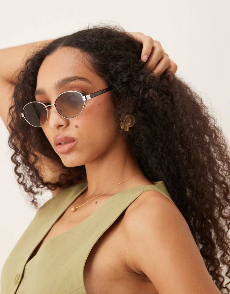 ASOS DESIGN - Ovale Sonnenbrille aus Metall in glänzender Silberoptik mit Bügeln in Schildpattoptik und grünen Farbverlauf-Gläsern von ASOS DESIGN