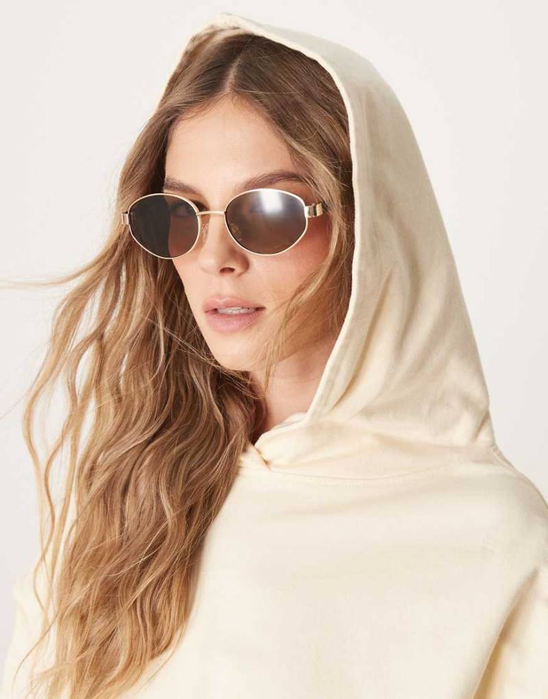 ASOS DESIGN - Ovale Sonnenbrille aus goldfarbenem Metall mit Bügeln in Schildpattoptik von ASOS DESIGN