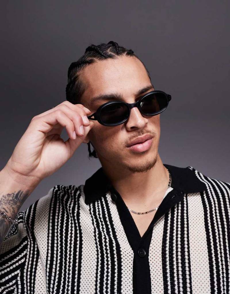 ASOS DESIGN - Ovale Sonnenbrille in Schwarz mit getönten Gläsern von ASOS DESIGN