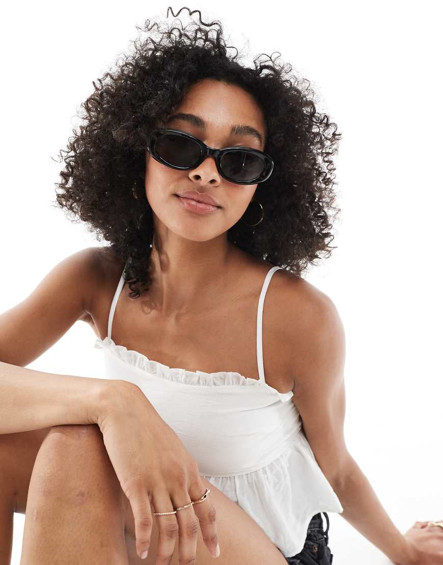 ASOS DESIGN - Ovale Sonnenbrille in glänzendem Schwarz ASOS DESIGN - Ovale Sonnenbrille in glänzendem Schwarz von ASOS DESIGN