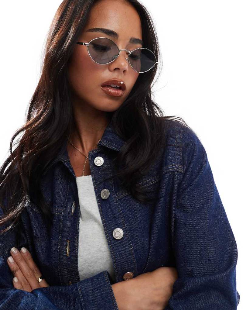 ASOS DESIGN - Ovale Sonnenbrille mit Metallgestell in glänzendem Silber von ASOS DESIGN