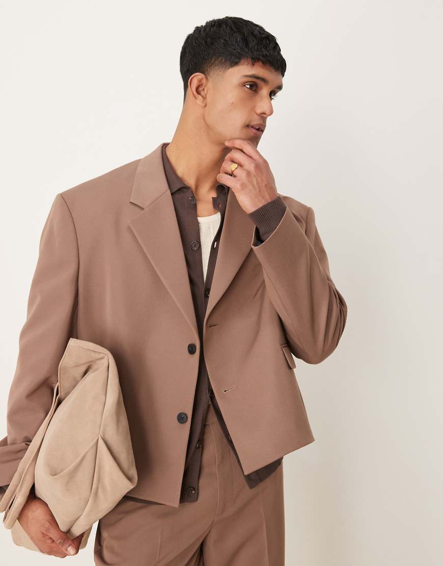 ASOS DESIGN - Oversize-Anzugjacke in Braun mit kurzem Schnitt von ASOS DESIGN