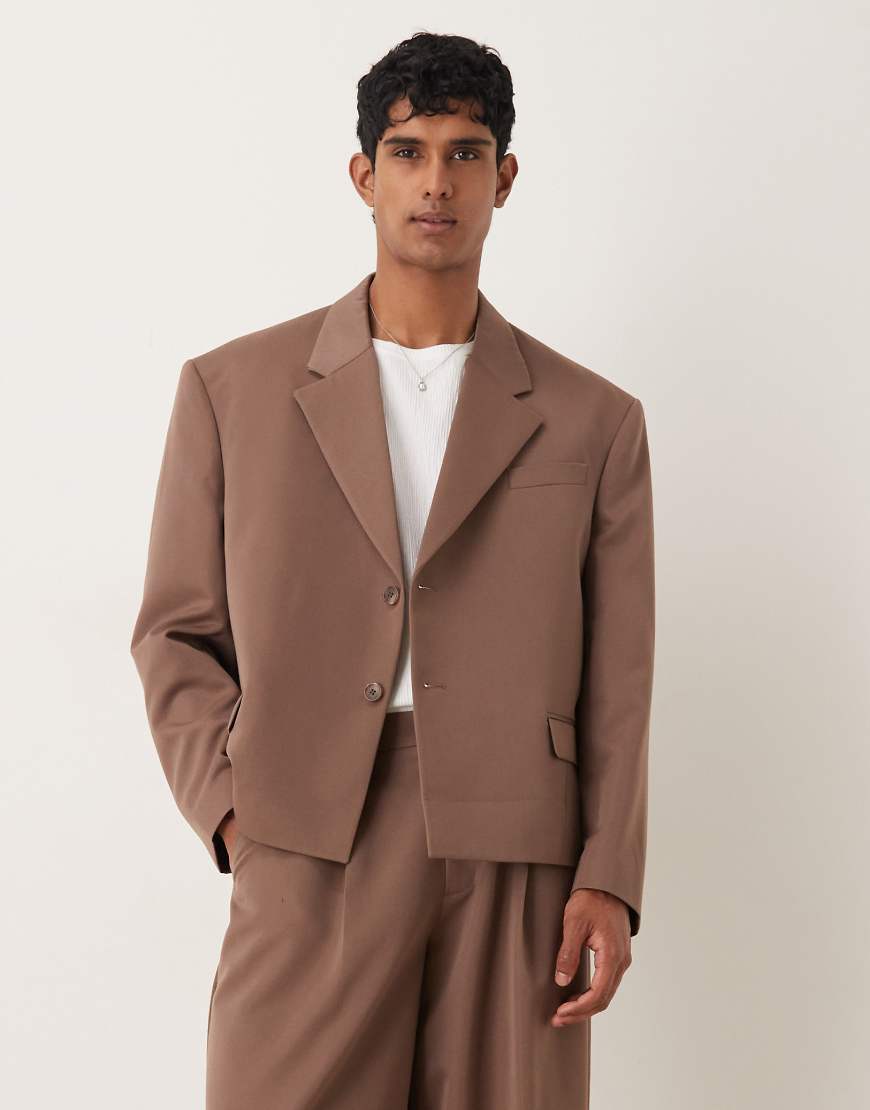 ASOS DESIGN - Oversize-Anzugjacke in Braun mit kurzem Schnitt von ASOS DESIGN