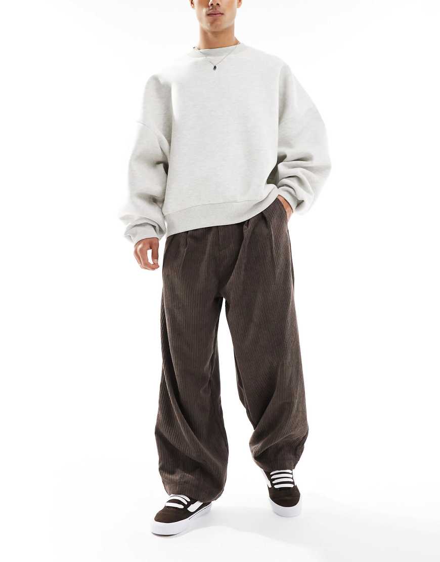 ASOS DESIGN - Oversize-Baggy-Cordhose in Braun mit Bundfalten von ASOS DESIGN