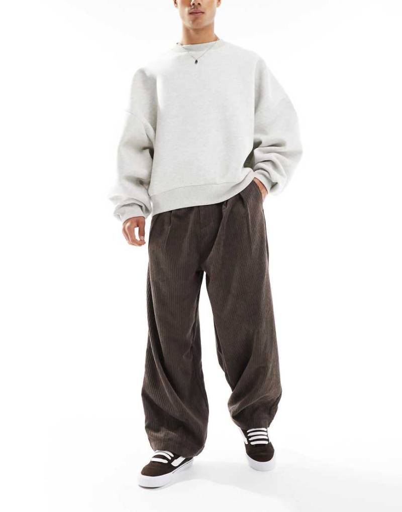 ASOS DESIGN - Oversize-Baggy-Cordhose in Braun mit Bundfalten von ASOS DESIGN
