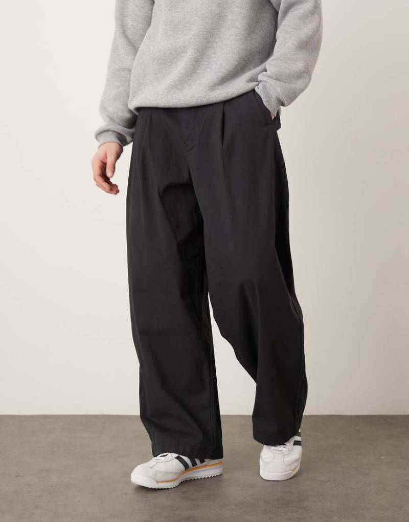 ASOS DESIGN - Oversize-Baggy-Hose in Schwarz mit Bundfalten von ASOS DESIGN