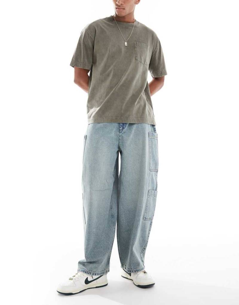 ASOS DESIGN - Oversize-Baggy-Jeans in getönter Bleichwaschung mit Cargotaschen-Blau von ASOS DESIGN