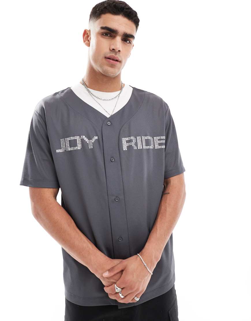 ASOS DESIGN - Oversize-Baseballhemd aus Sport-Netzstoff in Grau mit Text aus Hotfix-Strasssteinen ASOS DESIGN - Oversize-Baseballhemd aus Sport-Netzstoff in Grau mit Text aus Hotfix-Strasssteinen von ASOS DESIGN