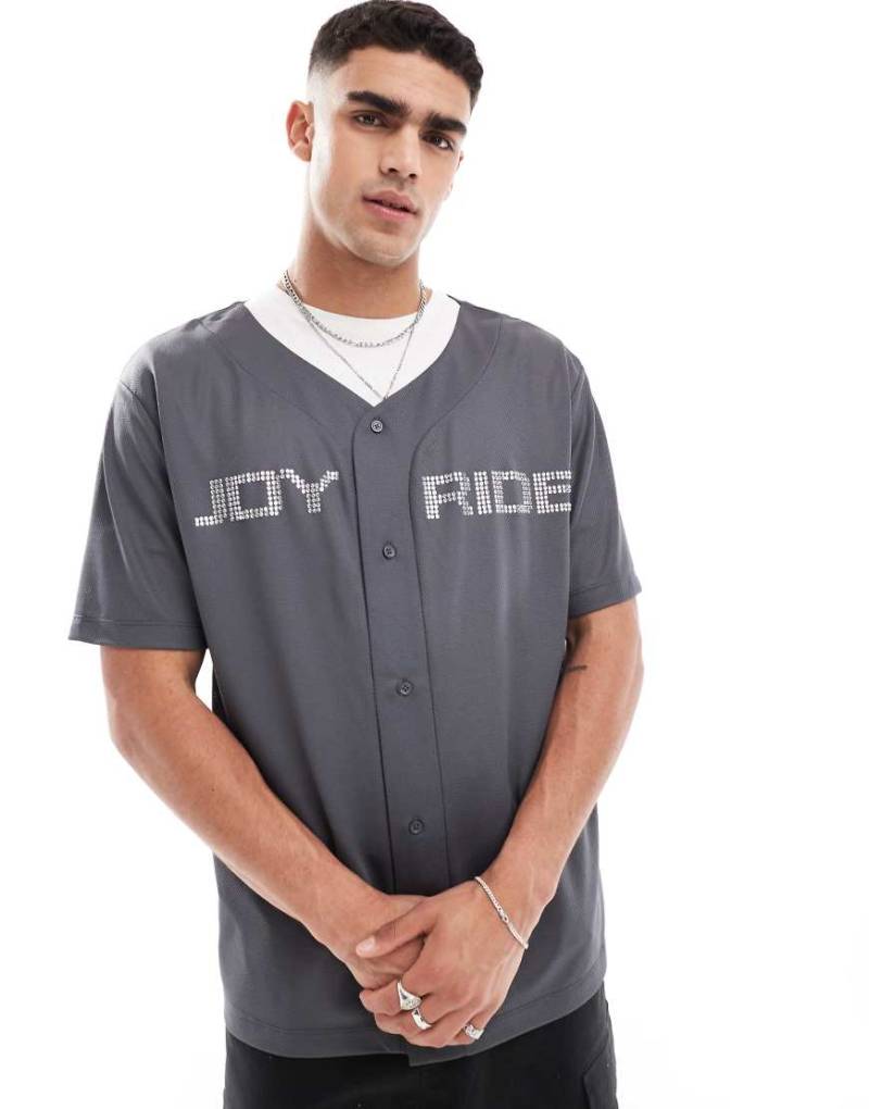 ASOS DESIGN - Oversize-Baseballhemd aus Sport-Netzstoff in Grau mit Text aus Hotfix-Strasssteinen von ASOS DESIGN