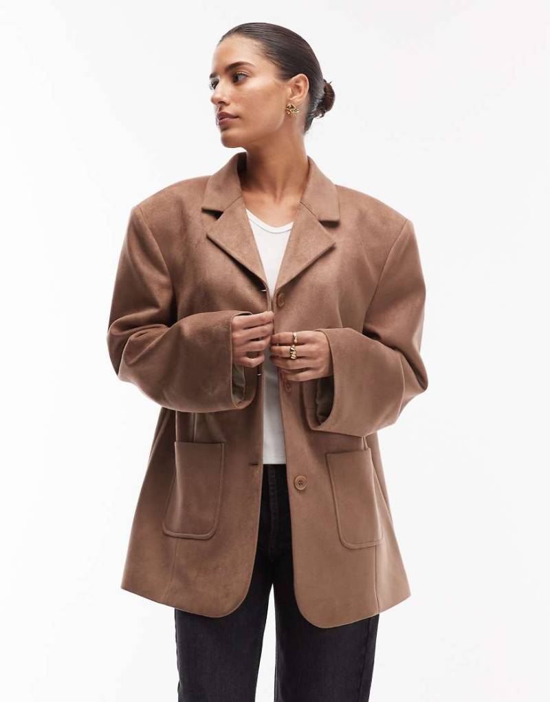 ASOS DESIGN - Oversize-Blazer in Beige aus Wildlederimitat mit hoch angesetztem Revers-Neutral ASOS DESIGN - Oversize-Blazer in Beige aus Wildlederimitat mit hoch angesetztem Revers-Neutral von ASOS DESIGN