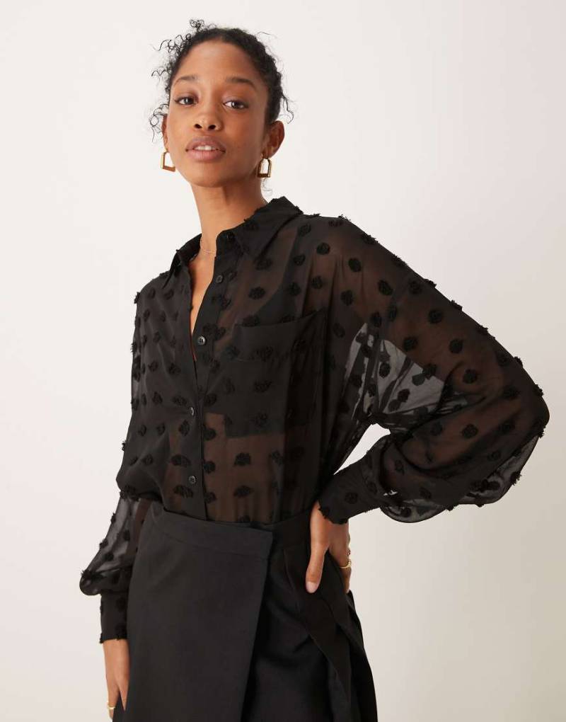 ASOS DESIGN - Oversize-Bluse in Schwarz mit Punktestruktur von ASOS DESIGN
