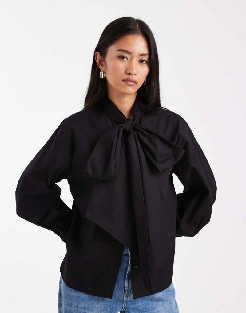 ASOS DESIGN - Oversize-Bluse in Schwarz mit Schleifendetail am Kragen von ASOS DESIGN