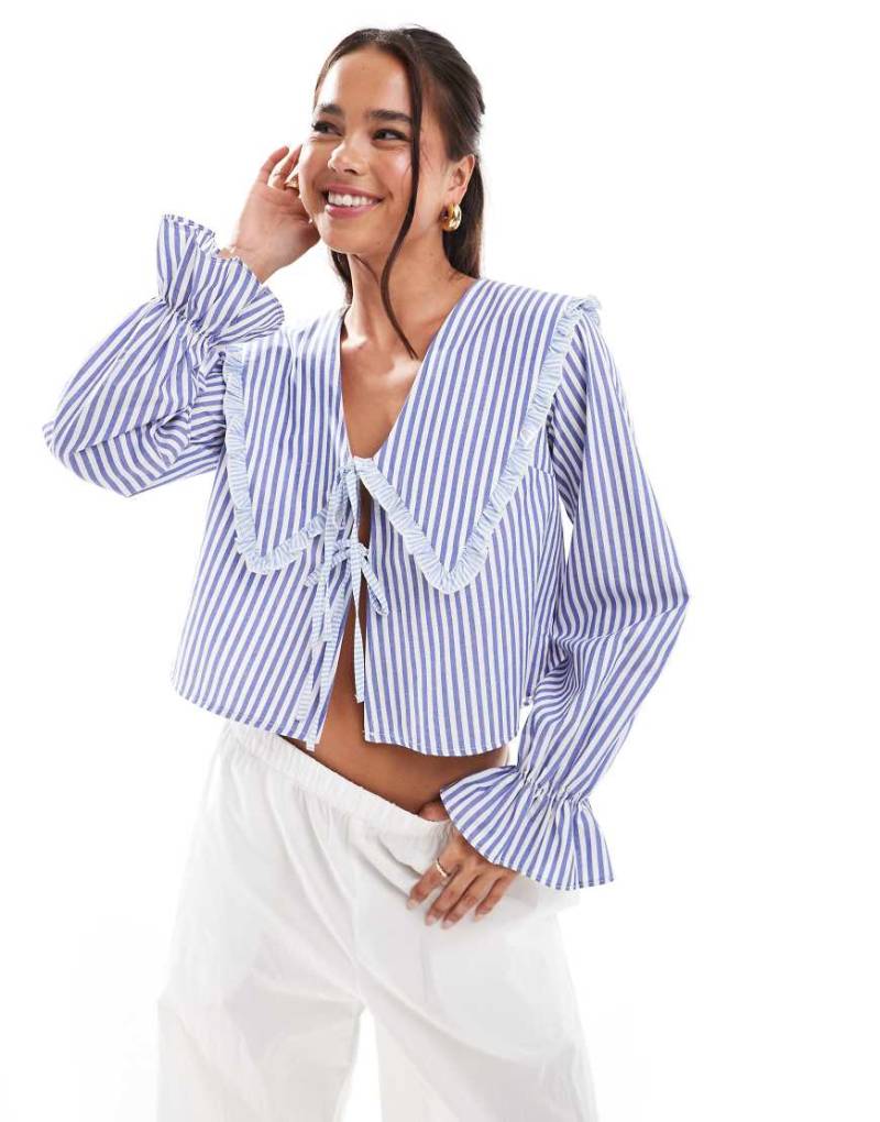ASOS DESIGN - Oversize-Bluse mit blauen Streifen, Kragen und Schnürung vorn von ASOS DESIGN