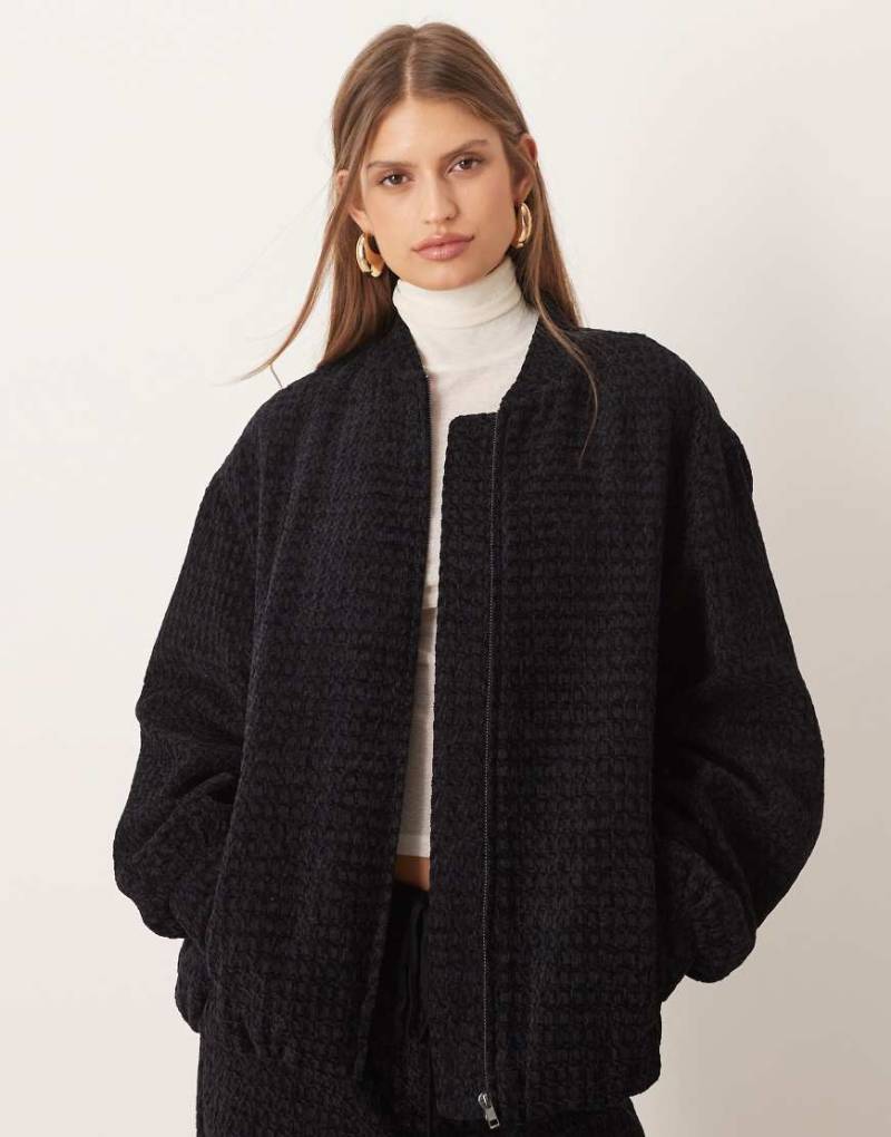 ASOS DESIGN - Oversize-Bomberjacke aus Bouclé in Schwarz mit Rückseite in Wickeloptik, Kombiteil von ASOS DESIGN