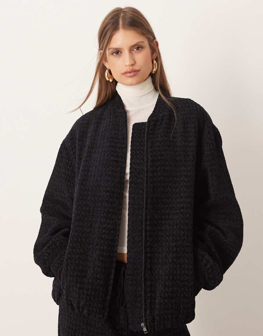 ASOS DESIGN - Oversize-Bomberjacke aus Bouclé in Schwarz mit Rückseite in Wickeloptik, Kombiteil von ASOS DESIGN