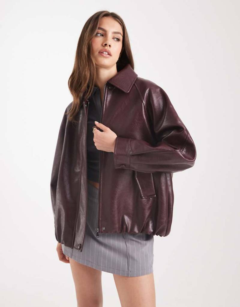 ASOS DESIGN - Oversize-Bomberjacke aus Kunstleder in Burgunderrot von ASOS DESIGN
