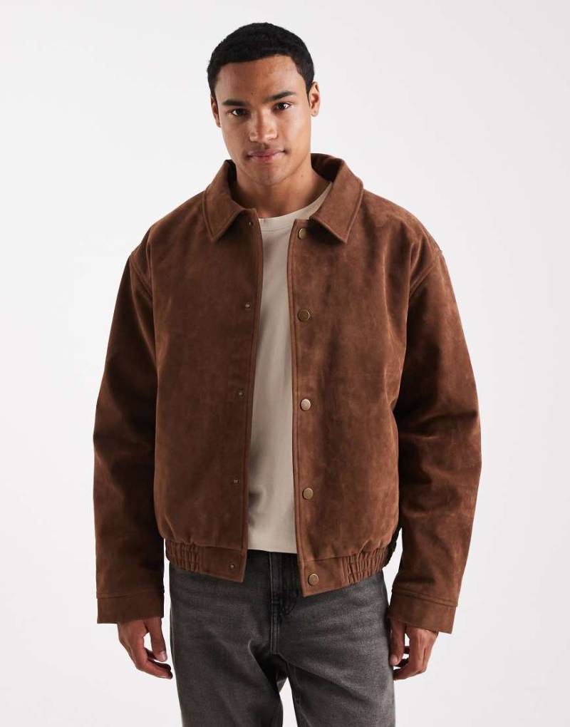 ASOS DESIGN - Oversize-Bomberjacke aus Wildlederimitat in Braun-Brown von ASOS DESIGN
