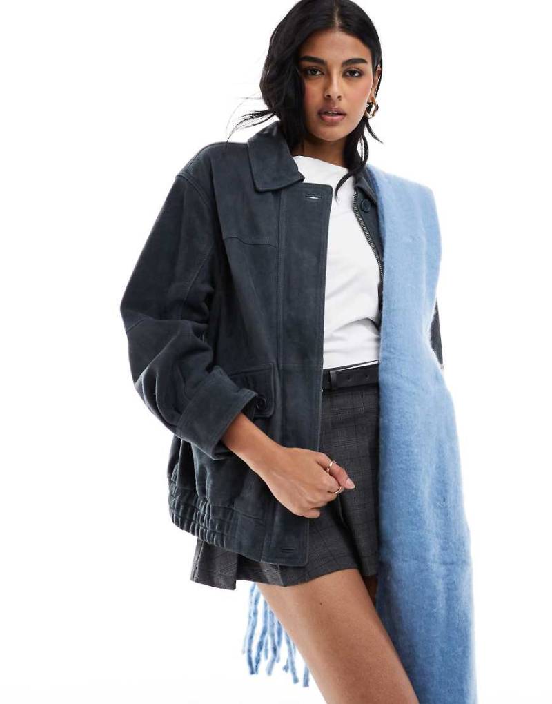 ASOS DESIGN - Oversize-Bomberjacke aus echtem Wildleder in Blau von ASOS DESIGN