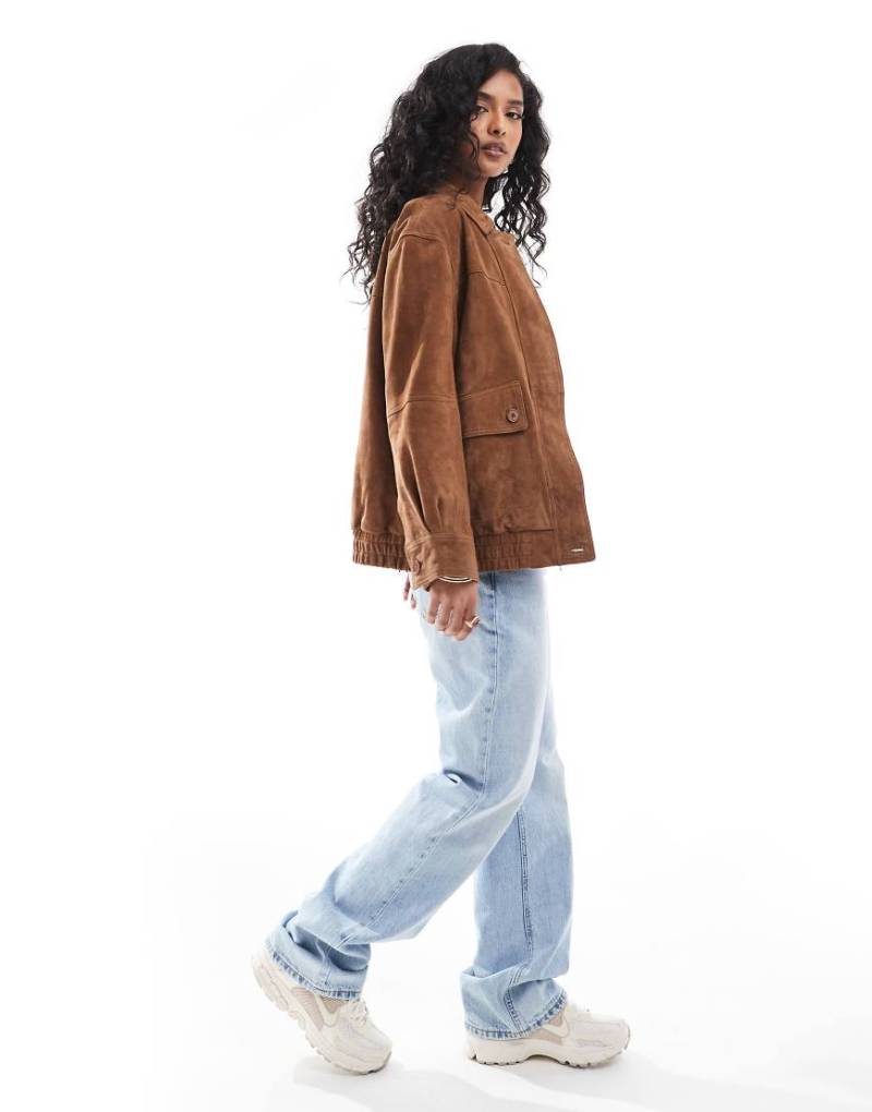 ASOS DESIGN - Oversize-Bomberjacke aus echtem Wildleder in Hellbraun von ASOS DESIGN