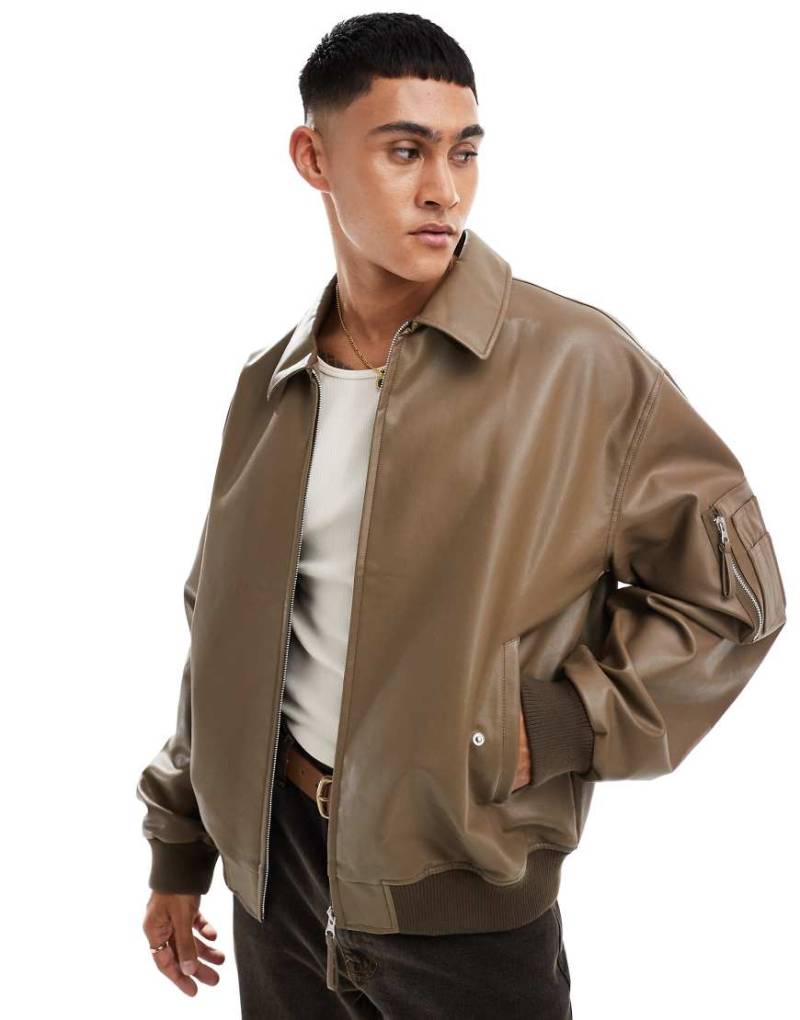 ASOS DESIGN - Oversize-Bomberjacke in Braun aus Kunstleder von ASOS DESIGN
