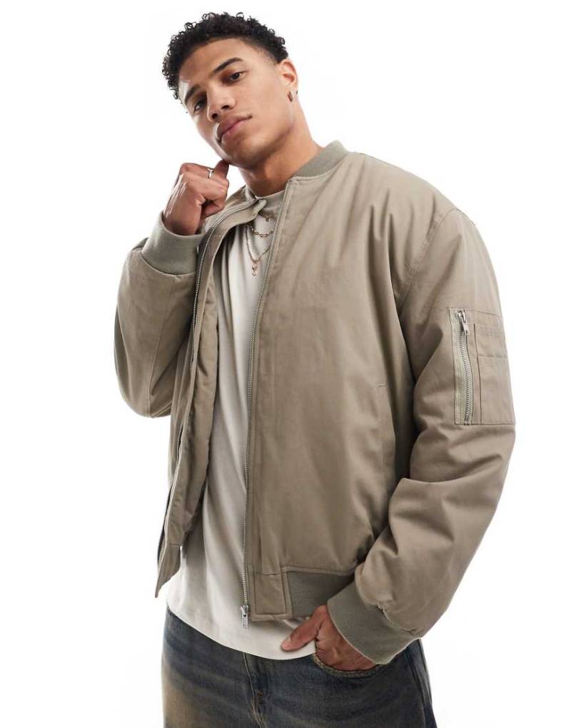 ASOS DESIGN - Oversize-Bomberjacke in Braun mit Taschen-Neutral von ASOS DESIGN