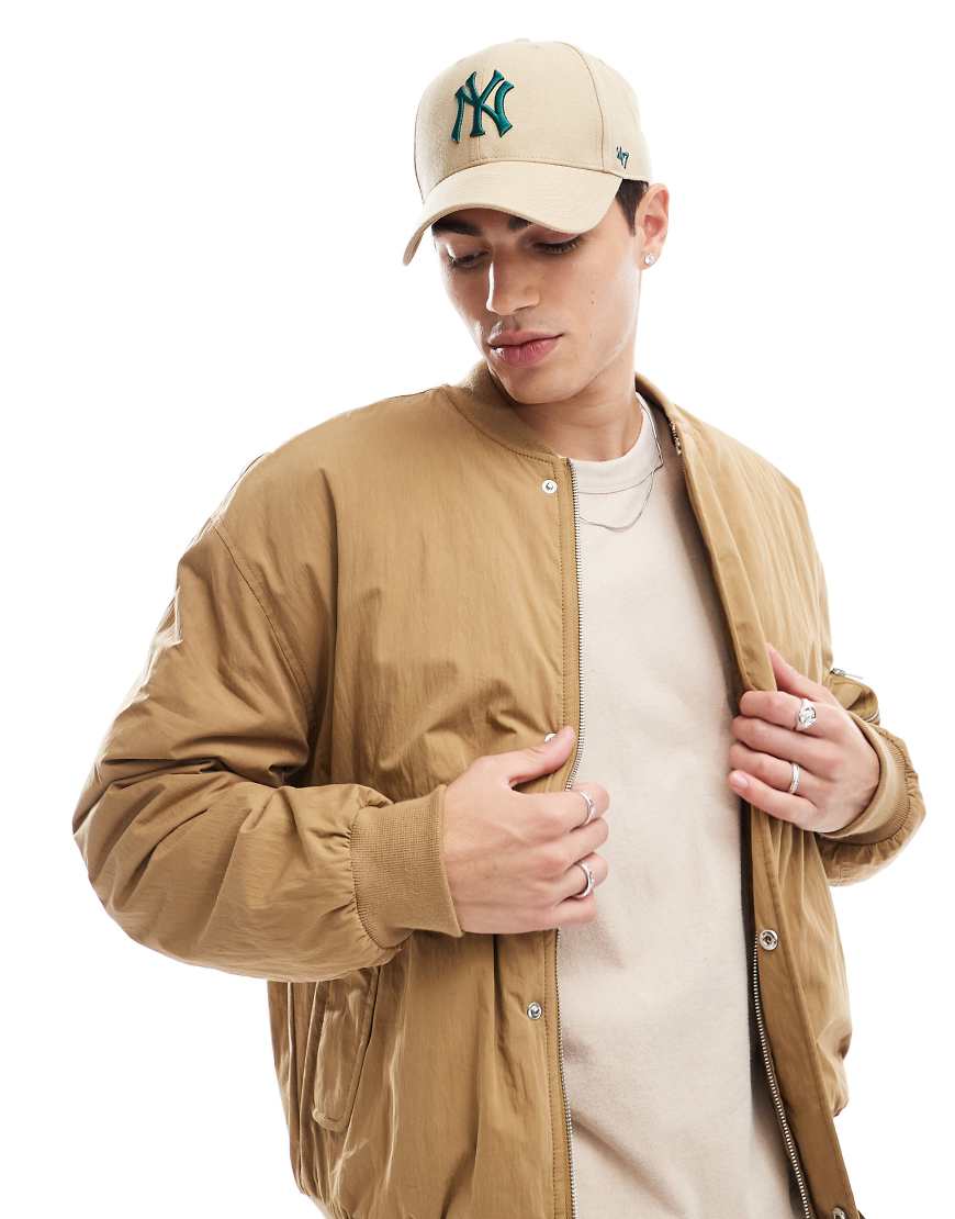 ASOS DESIGN - Oversize-Bomberjacke in Hellbraun von ASOS DESIGN