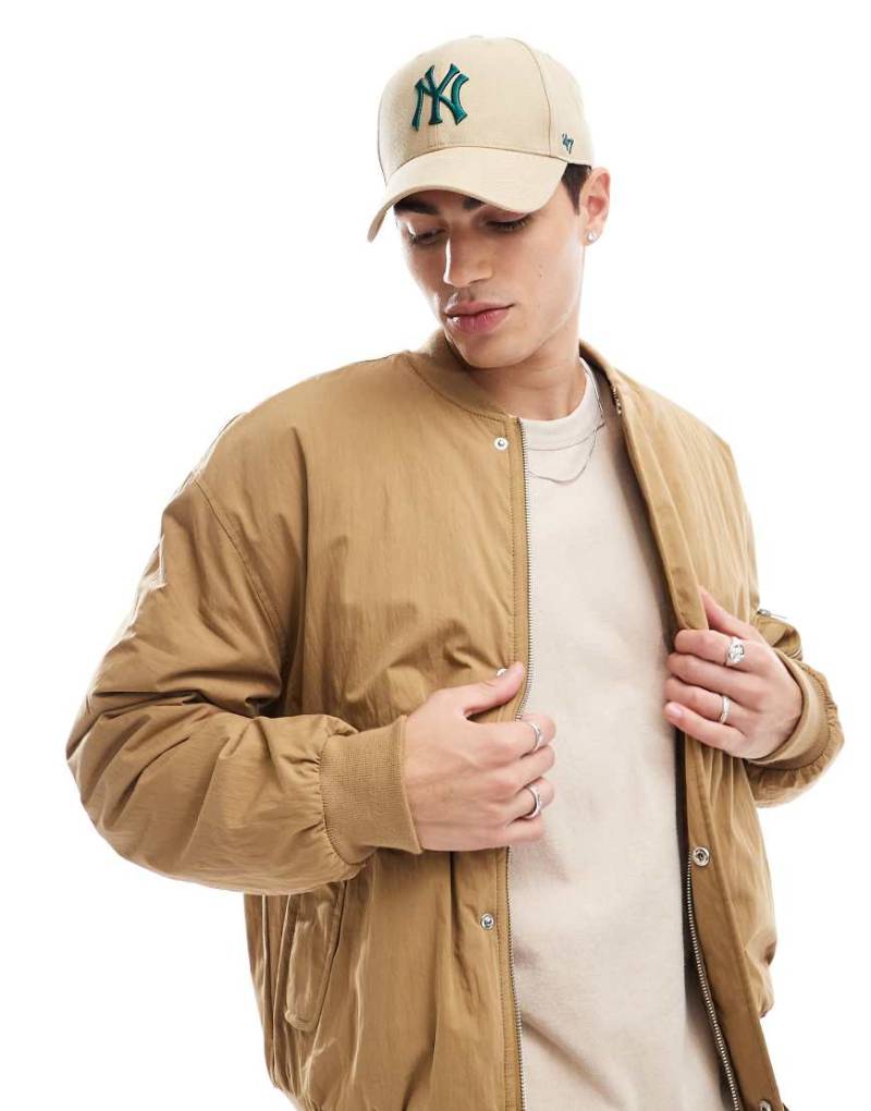 ASOS DESIGN - Oversize-Bomberjacke in Hellbraun von ASOS DESIGN